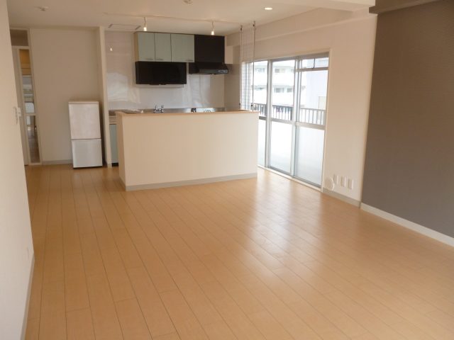 リノベーション施工事例12 アイランドキッチン風な造作カウンターのあるお部屋